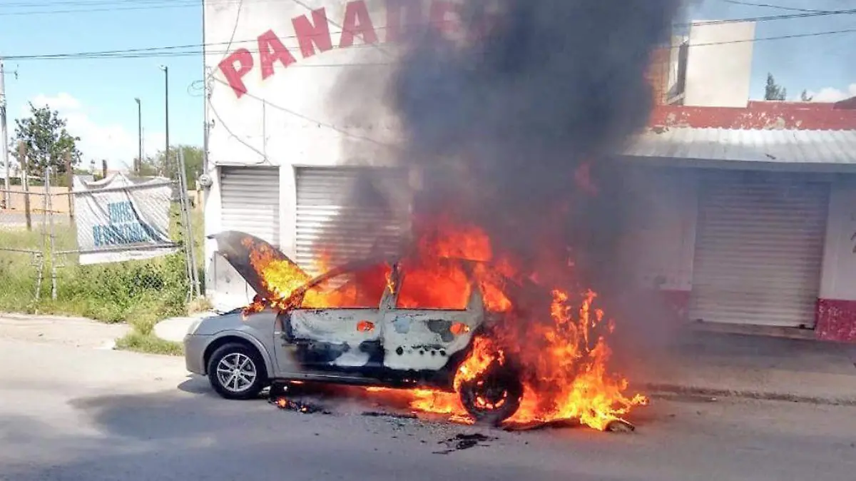 vehiculo incendiado